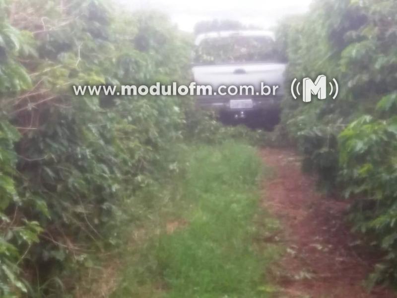 Caminhonete roubada em Patrocínio é localizada em cafezal