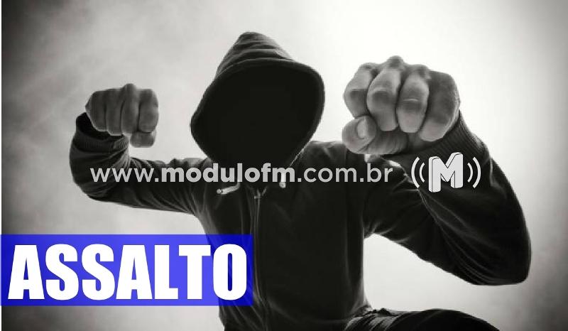 Criminoso encapuzado invade casa e agride idosa de 77...
