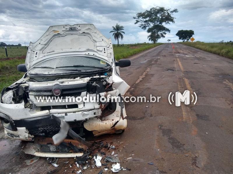 Motorista com suspeita de embriaguez  deixa três feridos em colisão frontal e foge sem prestar socorro às vítimas em Iraí de Minas