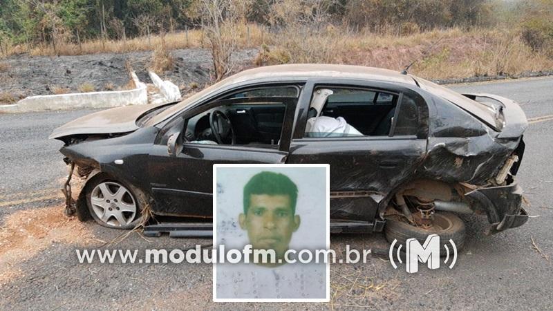 Homem morre após carro sair da pista e bater...
