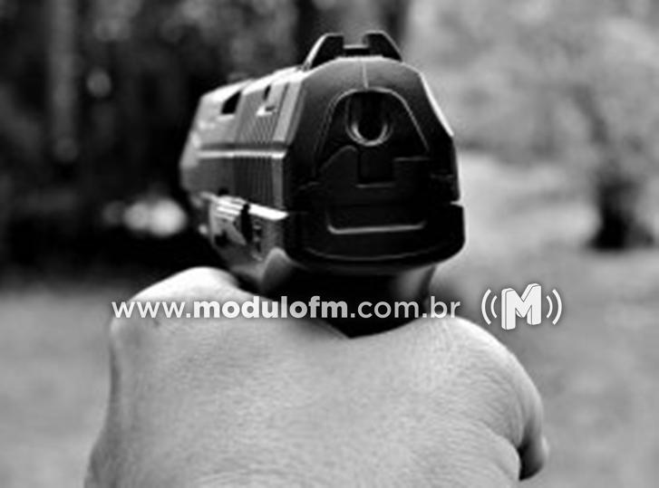 Homem ameaça vítima com arma de fogo para não...