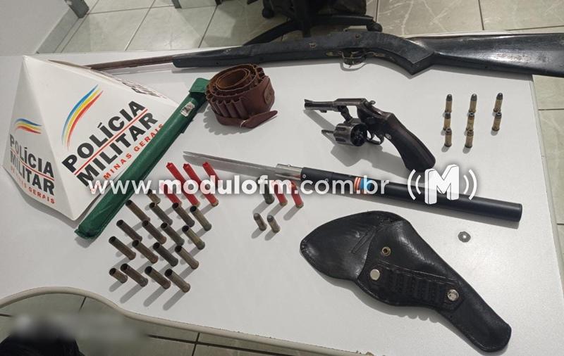 Três pessoas são presas com armas de fogo e...