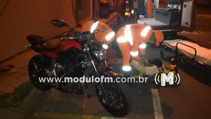 Motociclista é socorrido com escoriações após se chocar com caminhão