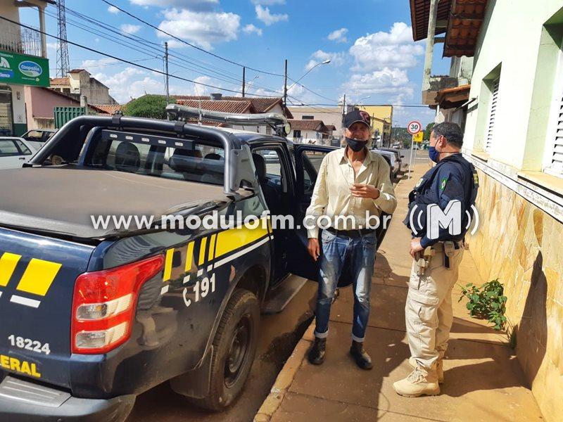 Com apoio da Secretaria de Ação Social de Guimarânia, PRF presta auxílio a idoso em situação de vulnerabilidade na BR-365