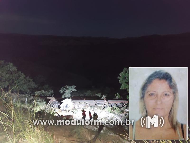 Mulher morre e motorista fica preso às ferragens após...