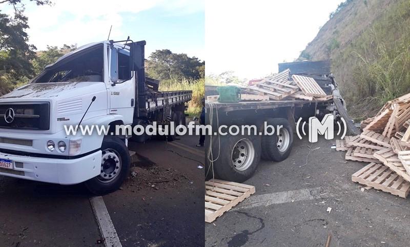 Motorista perde controle e bate com caminhão em barranco
