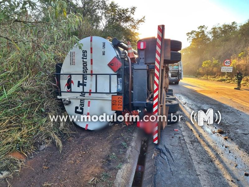 Caminhão carregado com 23 mil litros tomba e derrama combustível na MG-188
