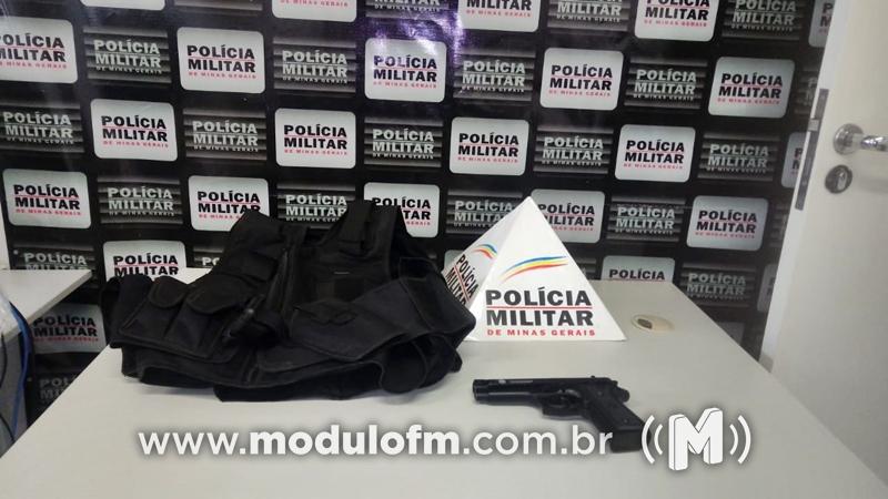 Homem faz ameaça com réplica de arma e acaba...