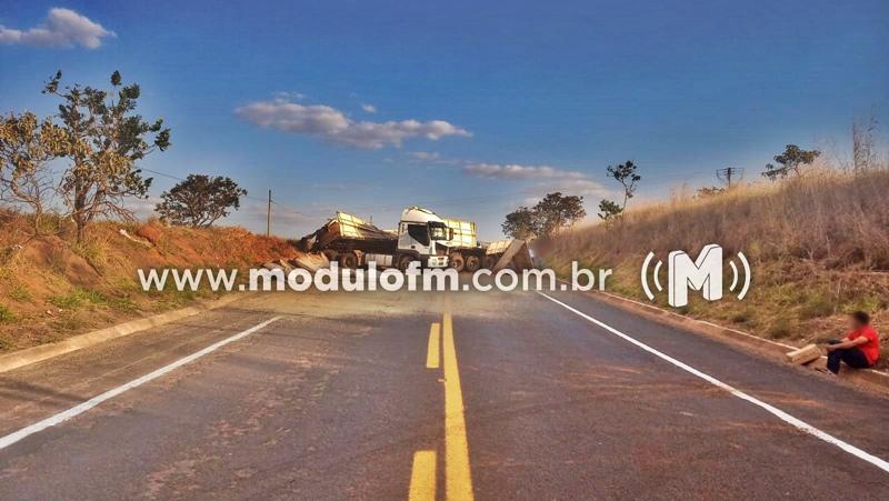 Carreta carregada com 20 mil quilos de café deixa trânsito interditado por 3 horas na MGC-462 em Patrocínio