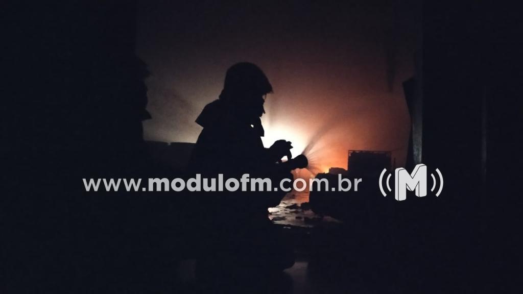 Curto-circuito causa incêndio em residência no bairro Santa Terezinha