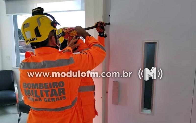 Bombeiros socorrem duas pessoas presas em elevador de loja