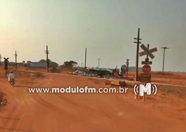 Caminhão fica destruído após ser atingido por trem de ferro e motorista fica ferido em Iraí de Minas