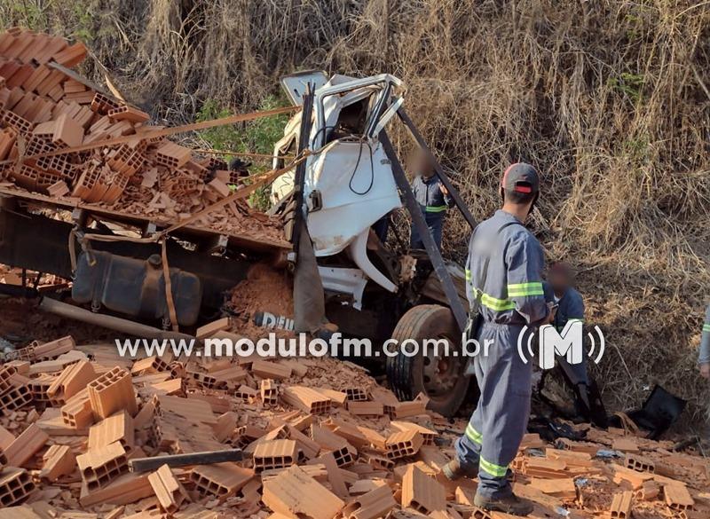 Engavetamento entre veículos deixa duas pessoas mortas e sete feridas na BR-365
