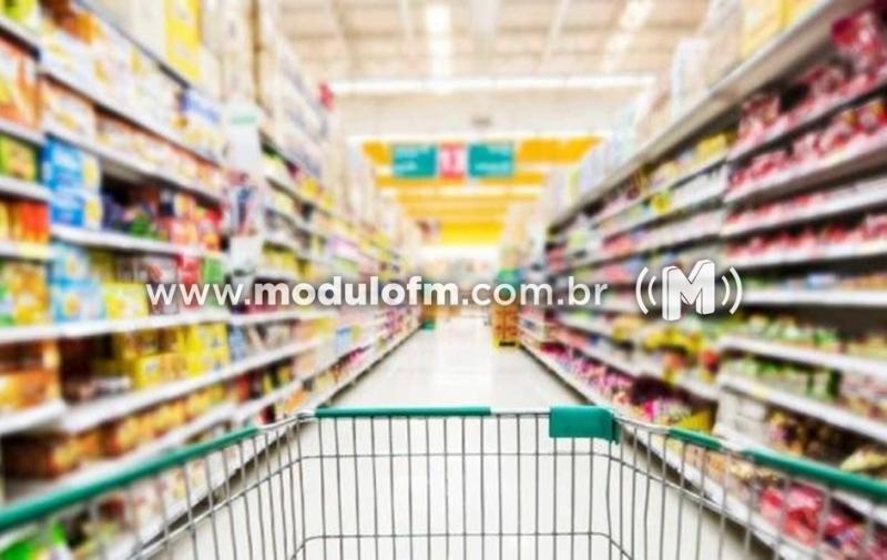 Mulher é detida furtando mercadorias em supermercado