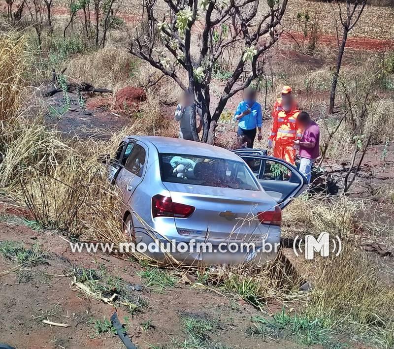 Roda de caminhão se solta e atinge automóvel na...