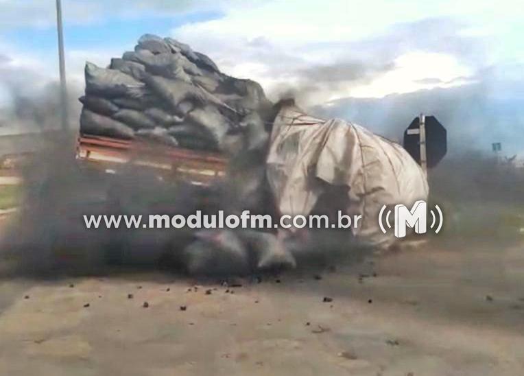 Caminhão carregado com carvão interdita parcialmente o trevo de acesso a MG-230 em Patrocínio