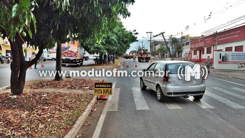 Carreta derruba poste e motociclista fica ferido em Patrocínio