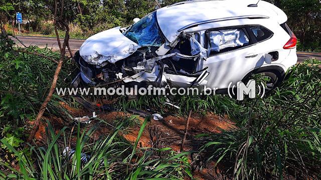 Colisão entre carro e caminhão deixa três pessoas feridas na BR-365