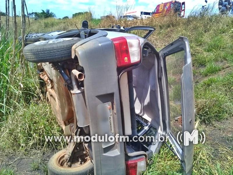 Família é jogada para fora de carro durante acidente na BR-365