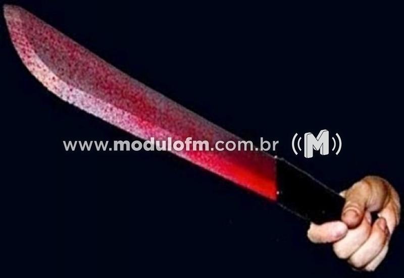 Homem é contido pela PM após correr com facão atrás de filho no bairro Enéas