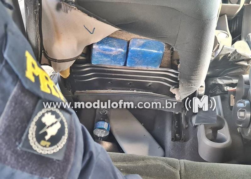 Homem foge da polícia e após perseguição abandona carro cheio de droga na BR-365