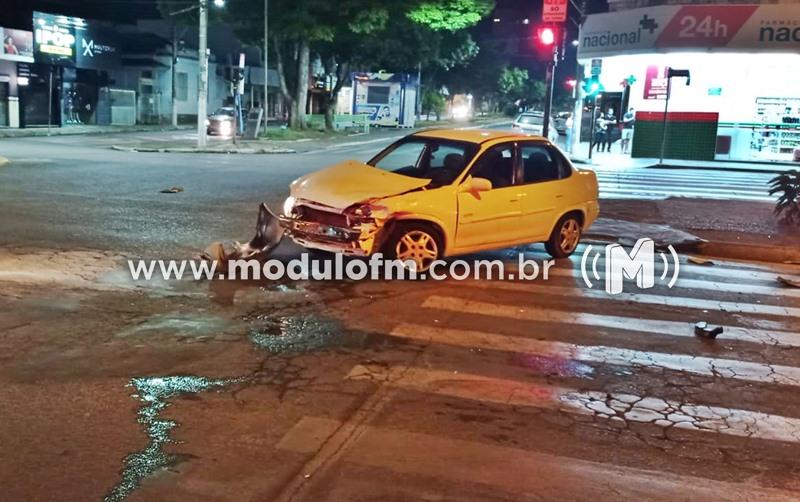Mulher embriagada passa em sinal amarelo, causa acidente e acaba presa