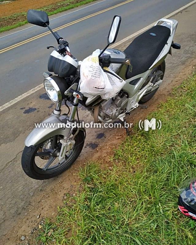 Mulher inabilitada sofre queda de motocicleta na MG 230...