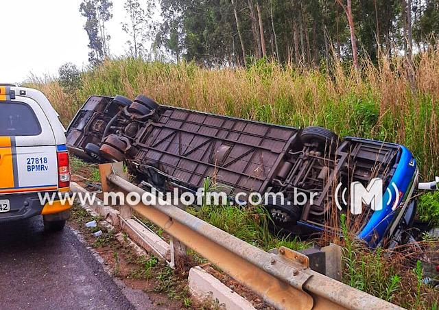 Ônibus que levava 27 passageiros de Patrocínio para Belo...