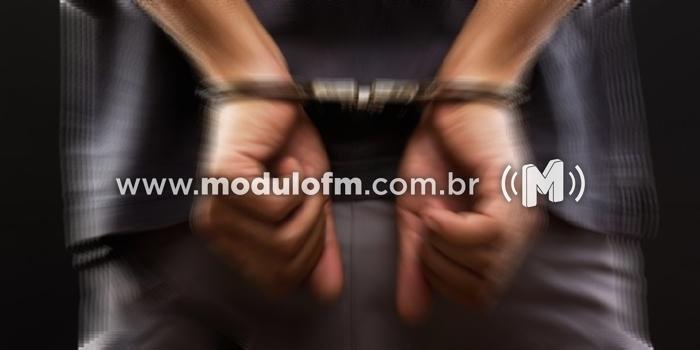 PM Prende dois homens com mandados de prisão em...