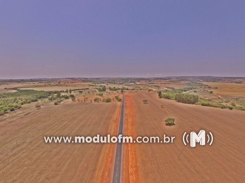Prefeito de Cruzeiro da Fortaleza conclui pavimentação da Rodovia...