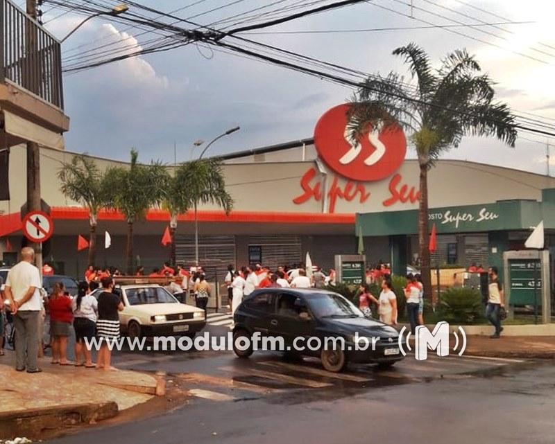 Telhado de supermercado desaba e clientes se apavoram durante...