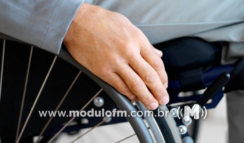 Cadeirante de 68 anos tem celular furtado dentro de...