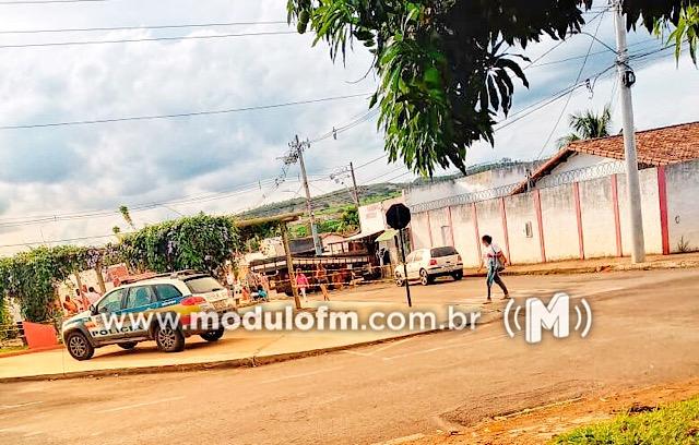 Imagem 3 do post Caminhão desgovernado atinge veículo, Praça e loja em Patrocínio
