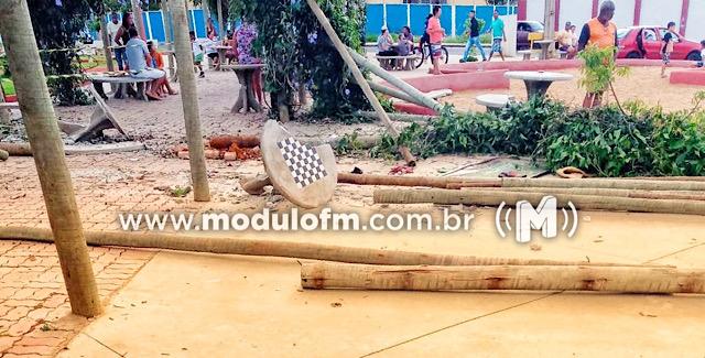 Imagem 1 do post Caminhão desgovernado atinge veículo, Praça e loja em Patrocínio