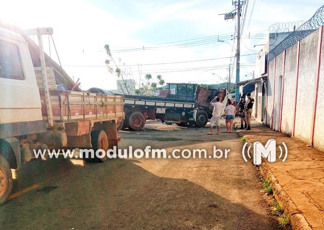 Imagem 4 do post Caminhão desgovernado atinge veículo, Praça e loja em Patrocínio