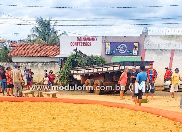 Caminhão desgovernado atinge veículo, Praça e loja em Patrocínio