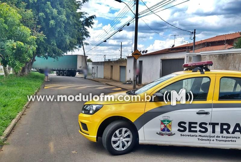Carreta dá marcha ré e bate em poste de...