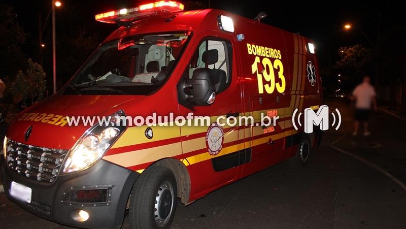 Criança de 4 anos fica ferida após correr atrás de cachorro e ser atropelada por moto