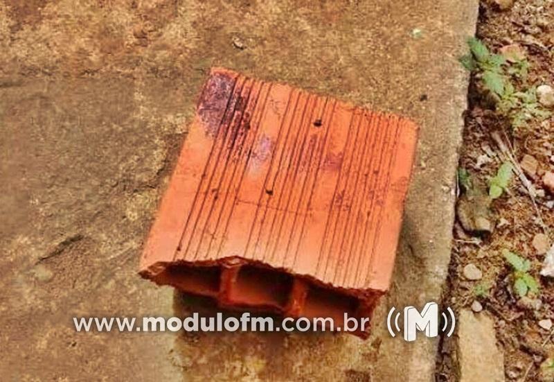 Homem leva tijolada na cabeça após pedir indivíduo para...