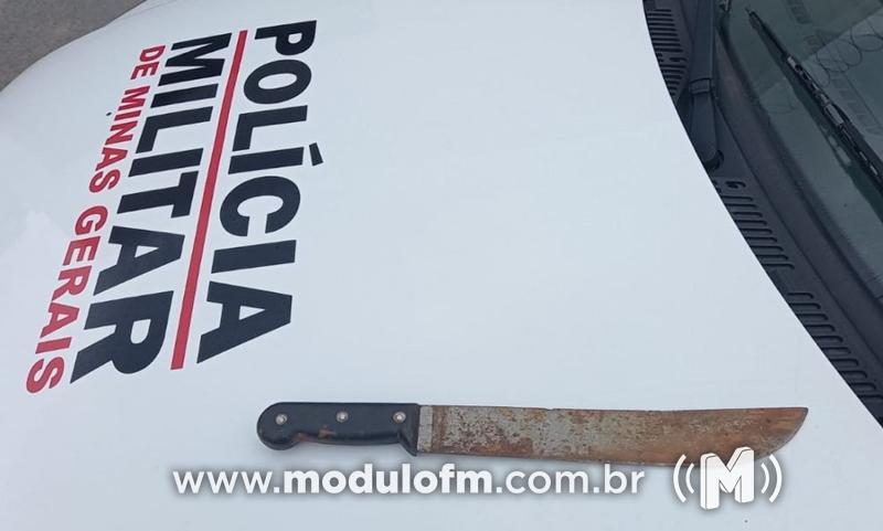 Homem usa facão para cometer assalto, rouba dinheiro e...