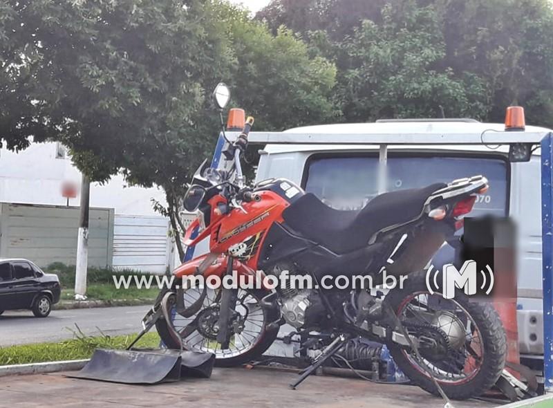 Motociclista bêbado, sem capacete e CNH se dá mal e acaba preso