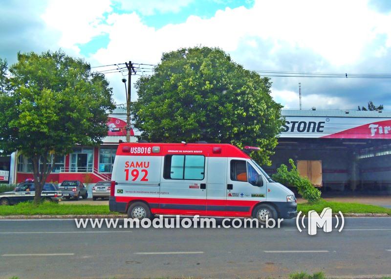 Motociclista cai em avenida após ser “fechada” por veículo