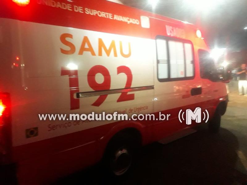 Motociclista fica ferida após bater em caminhão parado