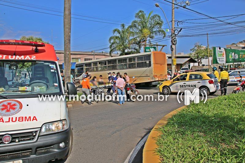 Motociclista fica ferida após colisão entre caminhonete e moto em Patrocínio