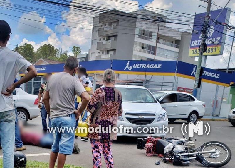 Motociclista fica ferido após colisão entre carro e moto...