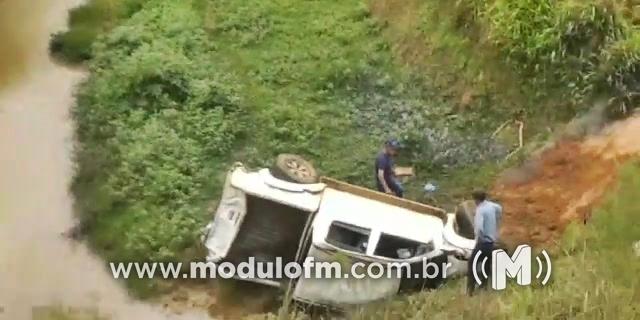 Motorista embriagado perde controle de caminhonete, cai em ribanceira...