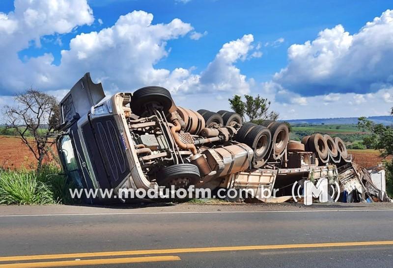 Motorista escapa ileso após carreta tombar na BR-365