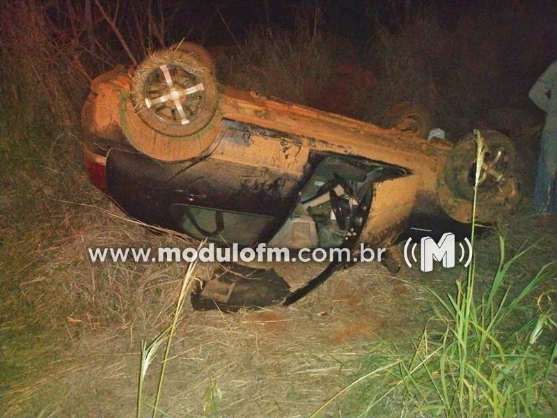 Motorista perde controle de direção e capota veículo após ser fechado por outro carro próximo ao distrito de Silvano