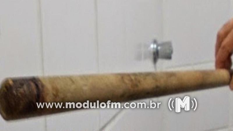 Mulher fica ferida após ser agredida com cabo de...