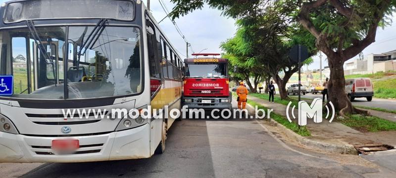Viatura dos Bombeiros e ônibus escolar se envolvem em...